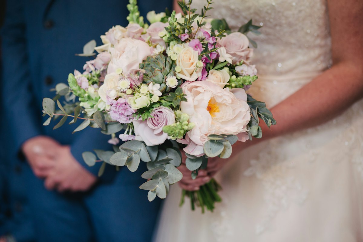 Detalle de ramo de novia en tonos marfil y rosa